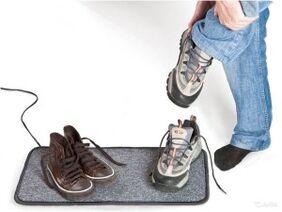 Wet shoes as a cause of the development of fungus on the toenails